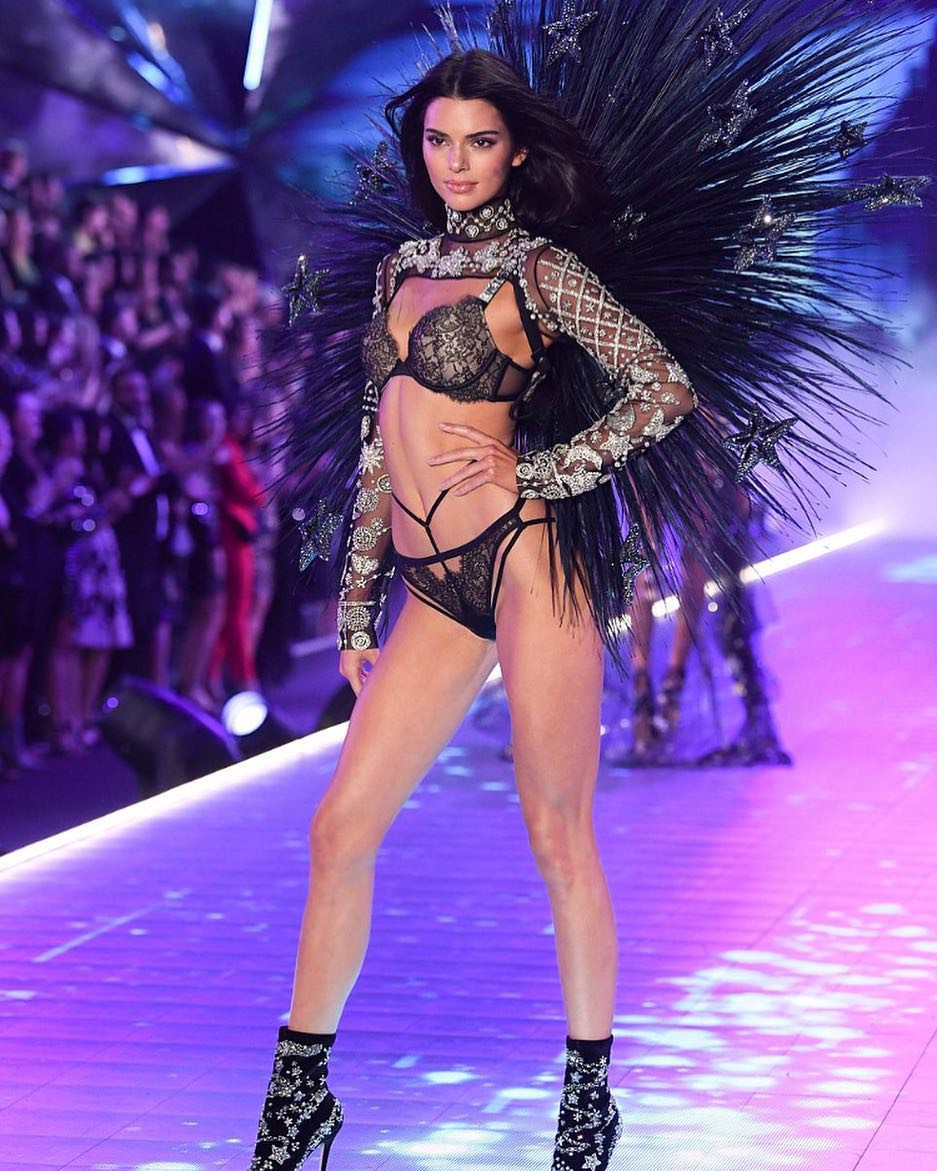 Khoảnh khắc các Instagirl hội tụ tại Victorias Secret 2018: Khi những nút like MXH cũng tạo ra được thế hệ thiên thần nội y mới - Ảnh 3. Khoảnh khắc các Instagirl hội tụ tại Victorias Secret 2018: Khi những nút like MXH cũng tạo ra được thế hệ thiên thần nội y mới - Ảnh 3.