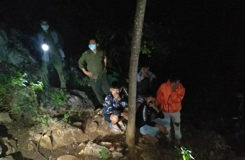 Nóng: Phát hiện thi thể lìa đầu đang phân hủy nặng trên vách đá ở Thanh Hóa - Ảnh 2. Nóng: Phát hiện thi thể lìa đầu đang phân hủy nặng trên vách đá ở Thanh Hóa - Ảnh 2.