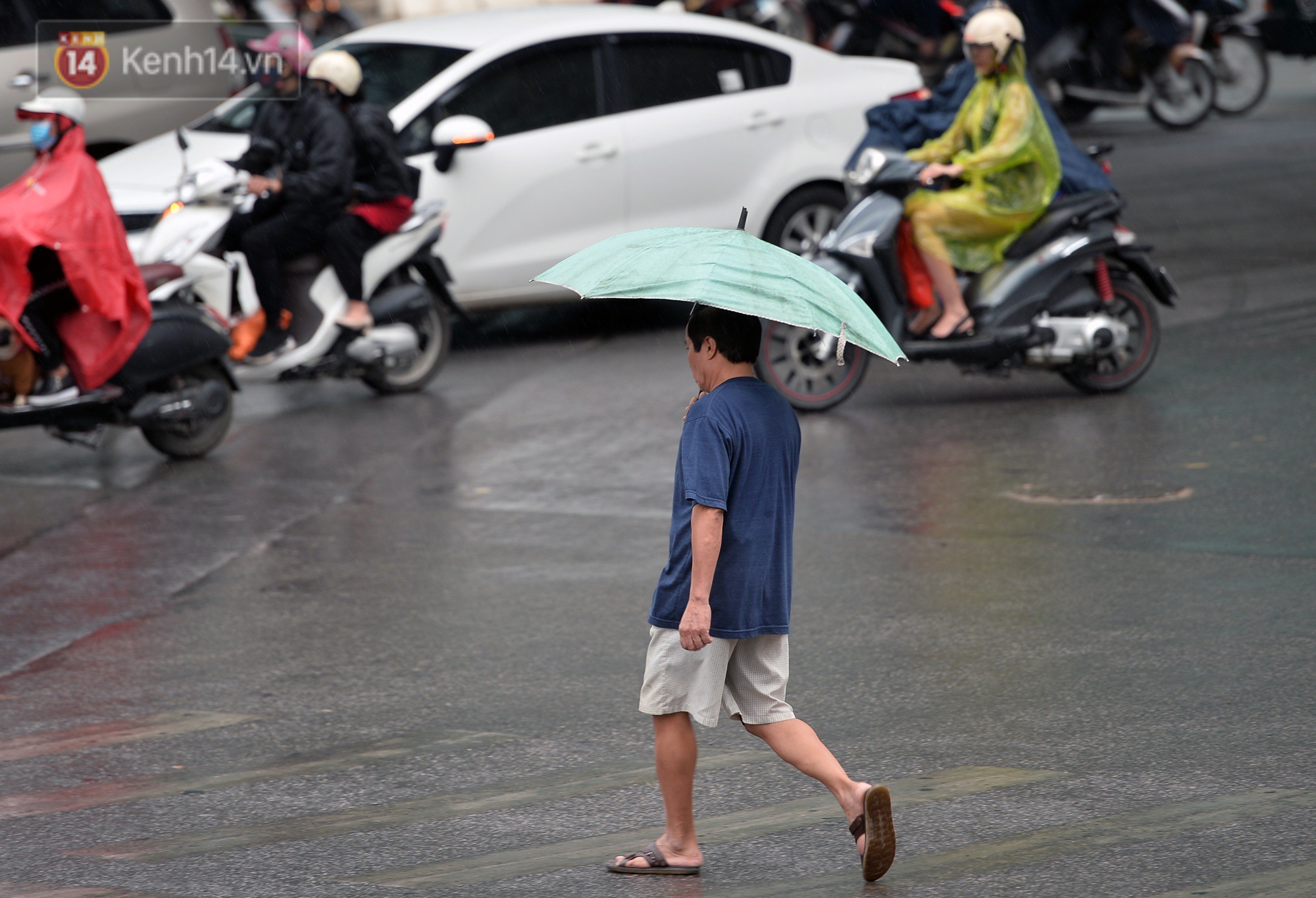 Chùm ảnh: Hà Nội giảm nhiệt độ, người mặc áo khoác dày, người quần đùi áo cộc xuống phố - Ảnh 5.