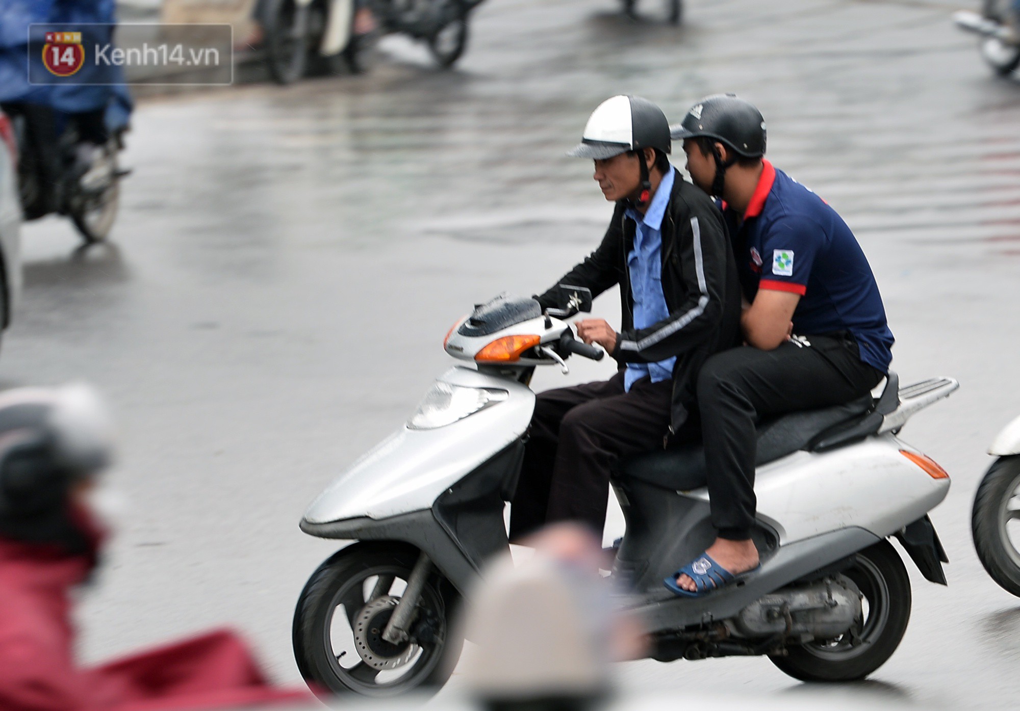 Chùm ảnh: Hà Nội giảm nhiệt độ, người mặc áo khoác dày, người quần đùi áo cộc xuống phố - Ảnh 7.