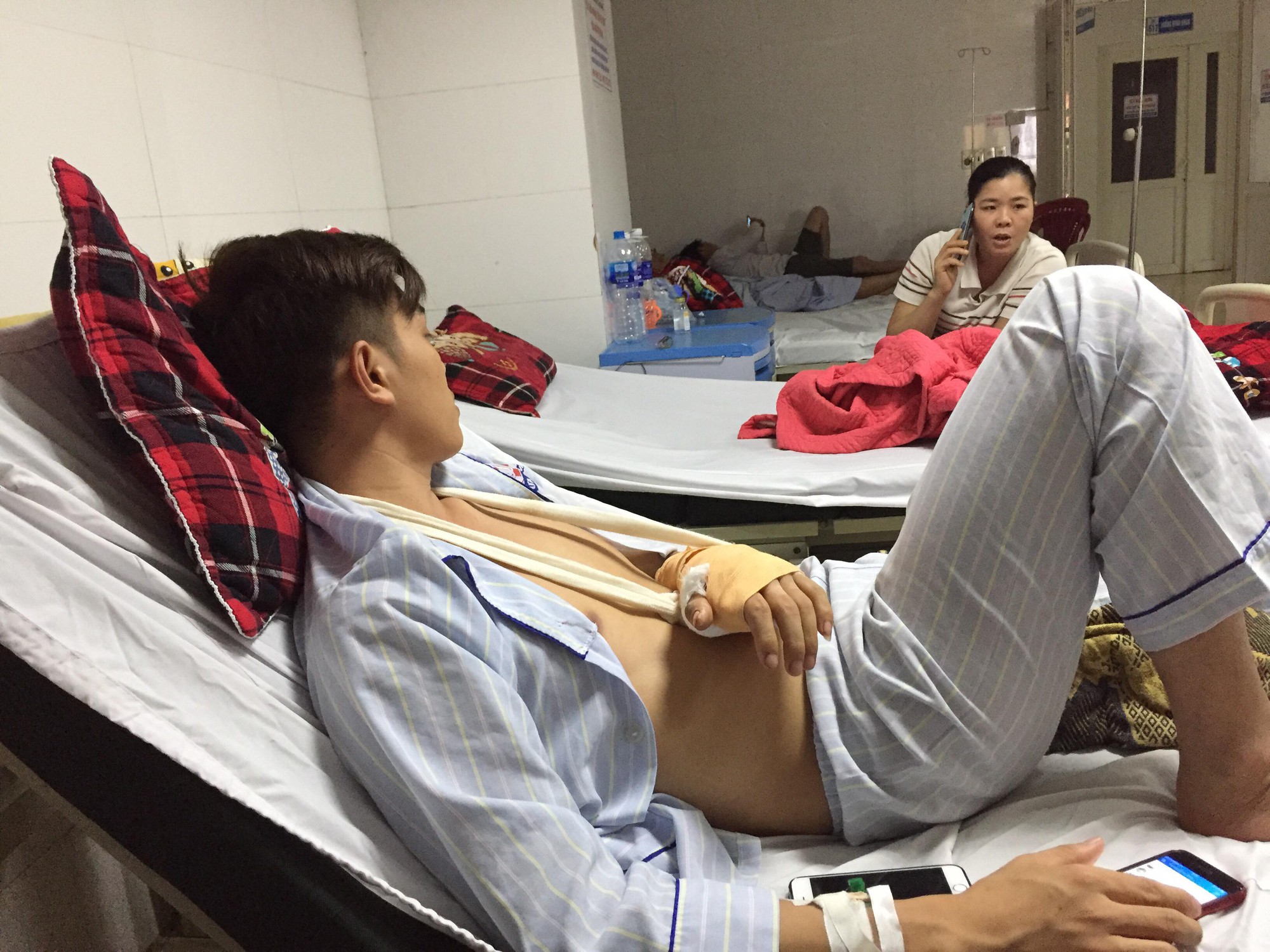 Vụ chủ xe máy vác dao đuổi chém tài xế ô tô: Tôi không dám chạy vì vợ tôi đứng cạnh đó - Ảnh 1. Vụ chủ xe máy vác dao đuổi chém tài xế ô tô: Tôi không dám chạy vì vợ tôi đứng cạnh đó - Ảnh 1.