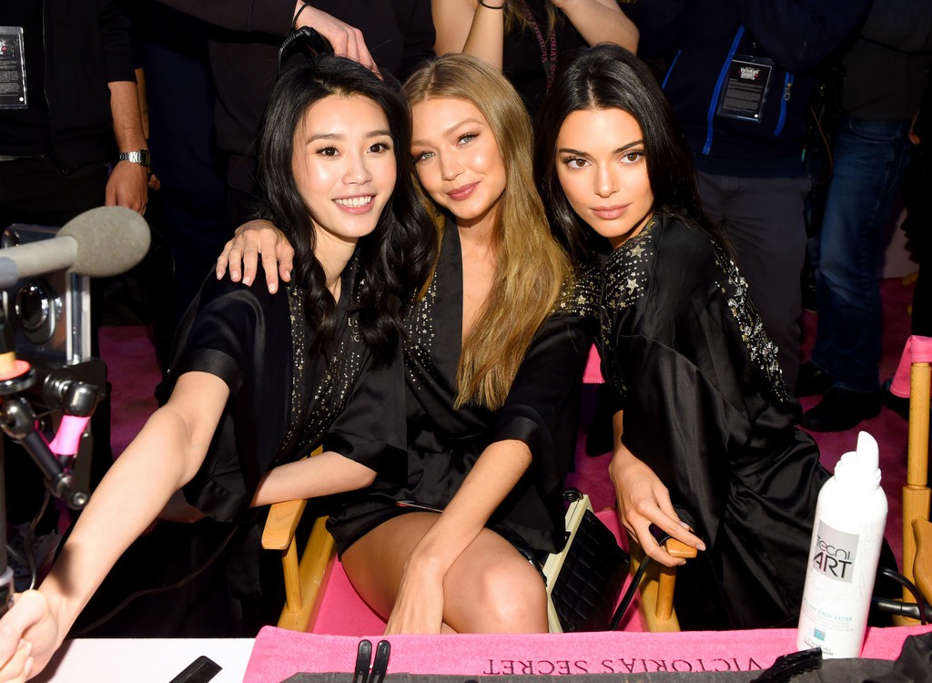 Loạt khoảnh khắc đẹp xuất thần không cần photoshop của Kendall, Gigi và Bella trong hậu trường Victorias Secret 2018 - Ảnh 21. Loạt khoảnh khắc đẹp xuất thần không cần photoshop của Kendall, Gigi và Bella trong hậu trường Victorias Secret 2018 - Ảnh 21.