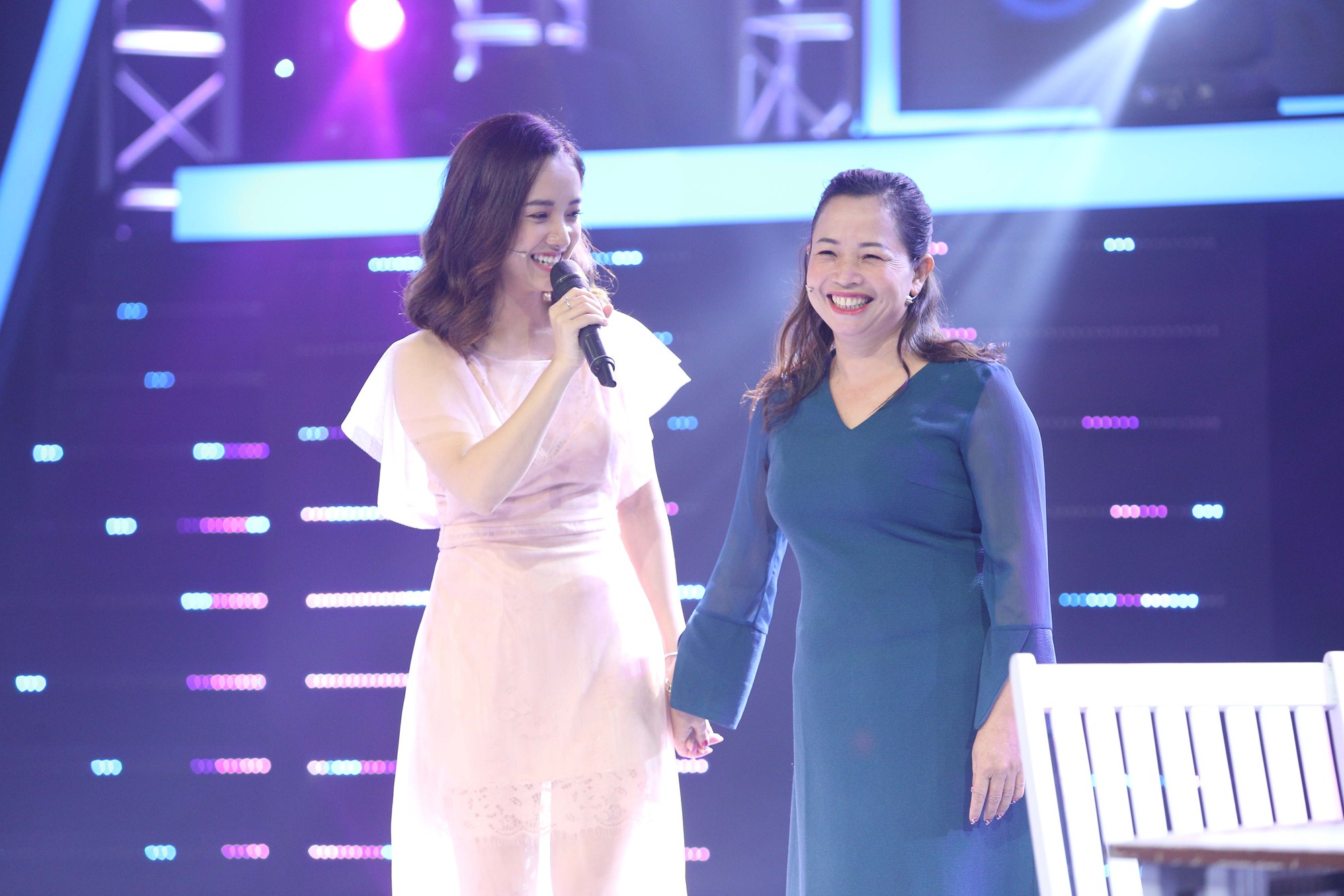 R.Tee bẽn lẽn thổ lộ những điều thầm kín với Juun Đăng Dũng - Ảnh 7. R.Tee bẽn lẽn thổ lộ những điều thầm kín với Juun Đăng Dũng - Ảnh 7.