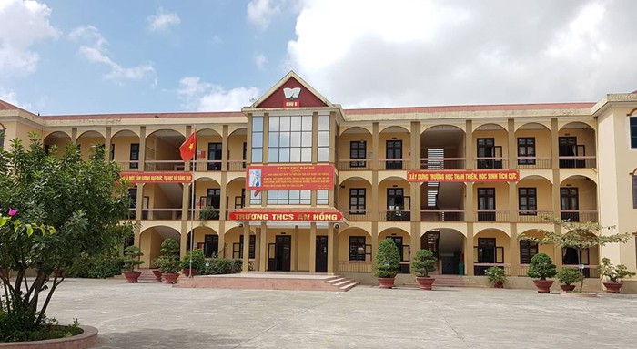 Nam sinh bị ấn đầu vào tường, đập vào giá đỡ bình cứu hỏa: UBND huyện thông tin chính thức - Ảnh 2. Nam sinh bị ấn đầu vào tường, đập vào giá đỡ bình cứu hỏa: UBND huyện thông tin chính thức - Ảnh 2.