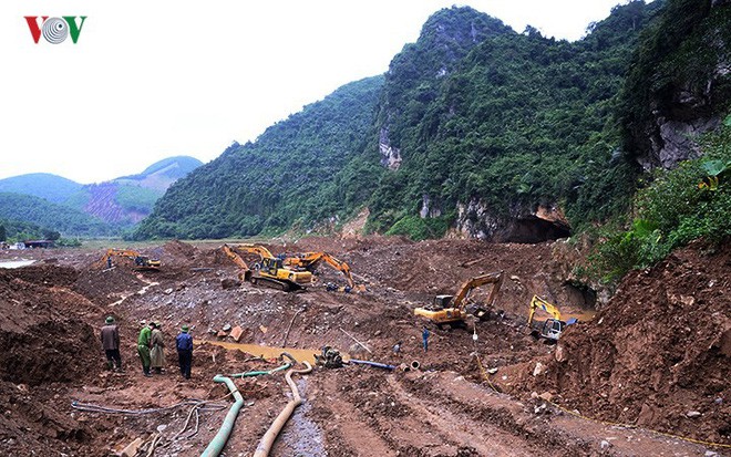 Sập mỏ vàng ở Hòa Bình: Hình ảnh cứu hộ ngày thứ 5 liên tiếp - Ảnh 2.