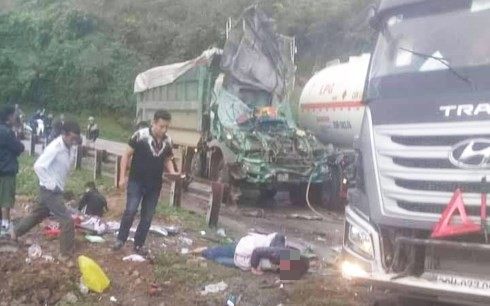 Hòa Bình: Tai nạn xe bồn khiến cabin xe tải chở xăng nát bét - Ảnh 2.