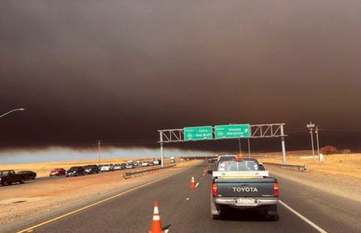 Cháy rừng “như tận thế” ở California (Mỹ) làm hàng nghìn người sơ tán - Ảnh 1. Cháy rừng “như tận thế” ở California (Mỹ) làm hàng nghìn người sơ tán - Ảnh 1.