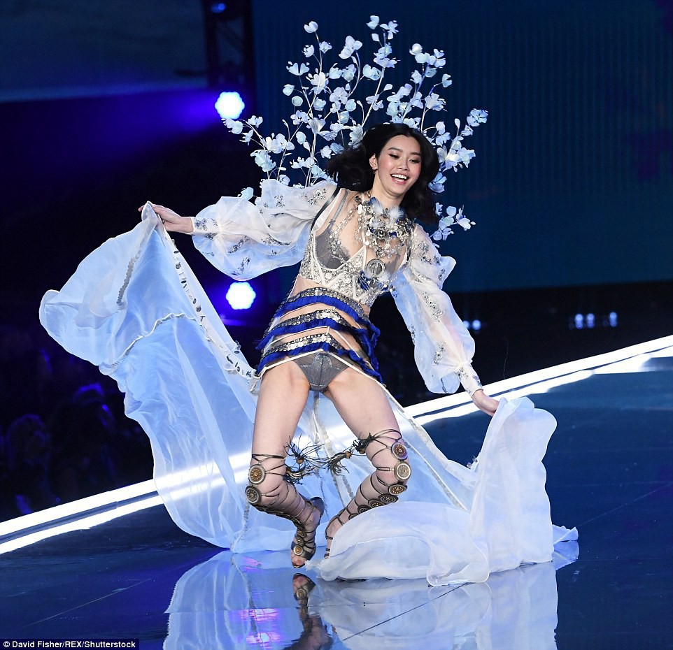 Năm ngoái Ming Xi từng ngã trên sàn diễn Victorias Secret 2017, còn năm nay thì không - Ảnh 2. Năm ngoái Ming Xi từng ngã trên sàn diễn Victorias Secret 2017, còn năm nay thì không - Ảnh 2.