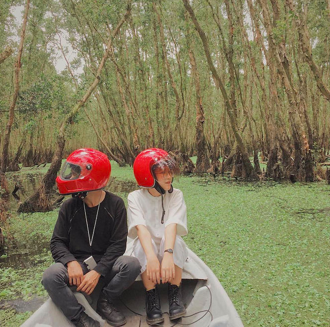 Cặp đôi giấu mặt, đội mũ bảo hiểm đỏ đang hot trên Instagram: Lên Đà Lạt vì thất tình ai ngờ gặp ngay chân ái! - Ảnh 1. Cặp đôi giấu mặt, đội mũ bảo hiểm đỏ đang hot trên Instagram: Lên Đà Lạt vì thất tình ai ngờ gặp ngay chân ái! - Ảnh 1.