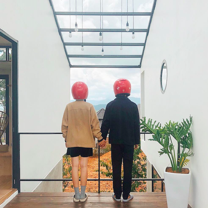 Cặp đôi giấu mặt, đội mũ bảo hiểm đỏ đang hot trên Instagram: Lên Đà Lạt vì thất tình ai ngờ gặp ngay chân ái! - Ảnh 10. Cặp đôi giấu mặt, đội mũ bảo hiểm đỏ đang hot trên Instagram: Lên Đà Lạt vì thất tình ai ngờ gặp ngay chân ái! - Ảnh 10.