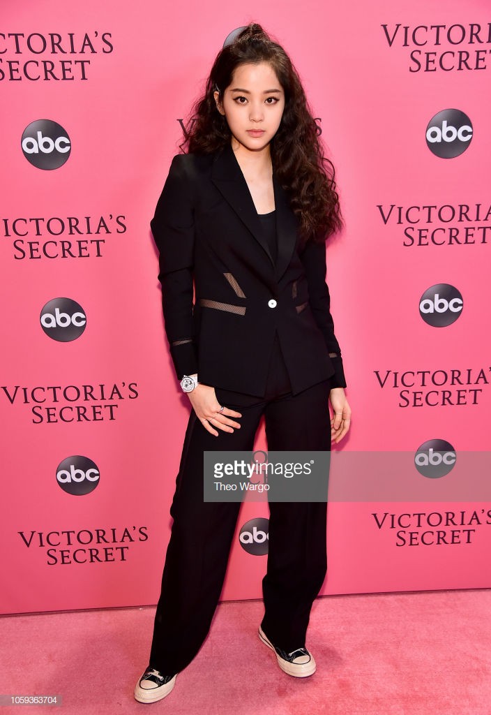 Thảm hồng Victorias Secret Fashion Show 2018: mẹ Kendall ton-sur-ton với tình trẻ kém 35 tuổi, anh trai Ariana Grande cởi trần như thổ dân - Ảnh 11. Thảm hồng Victorias Secret Fashion Show 2018: mẹ Kendall ton-sur-ton với tình trẻ kém 35 tuổi, anh trai Ariana Grande cởi trần như thổ dân - Ảnh 11.