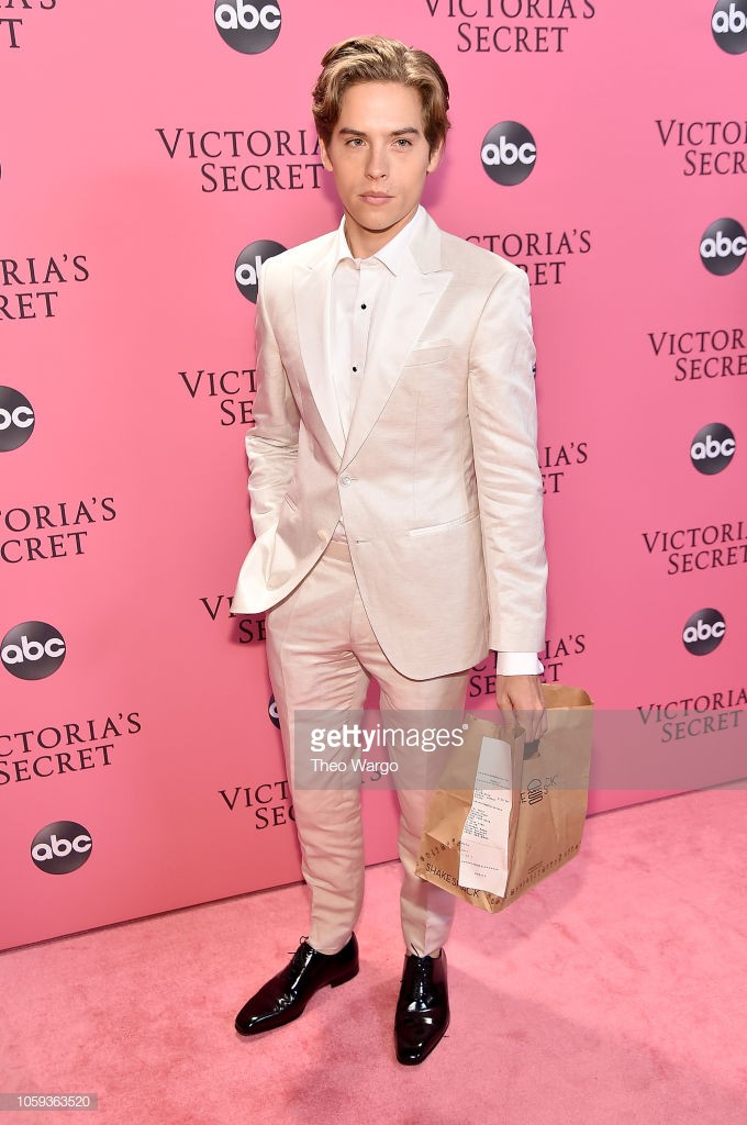 Thảm hồng Victorias Secret Fashion Show 2018: mẹ Kendall ton-sur-ton với tình trẻ kém 35 tuổi, anh trai Ariana Grande cởi trần như thổ dân - Ảnh 4. Thảm hồng Victorias Secret Fashion Show 2018: mẹ Kendall ton-sur-ton với tình trẻ kém 35 tuổi, anh trai Ariana Grande cởi trần như thổ dân - Ảnh 4.