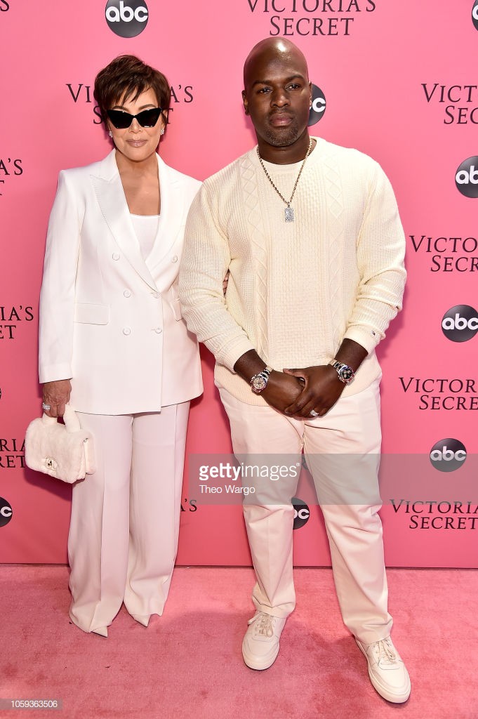 Thảm hồng Victorias Secret Fashion Show 2018: mẹ Kendall ton-sur-ton với tình trẻ kém 35 tuổi, anh trai Ariana Grande cởi trần như thổ dân - Ảnh 1. Thảm hồng Victorias Secret Fashion Show 2018: mẹ Kendall ton-sur-ton với tình trẻ kém 35 tuổi, anh trai Ariana Grande cởi trần như thổ dân - Ảnh 1.