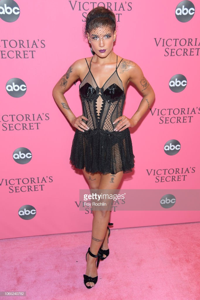 Thảm hồng Victorias Secret Fashion Show 2018: mẹ Kendall ton-sur-ton với tình trẻ kém 35 tuổi, anh trai Ariana Grande cởi trần như thổ dân - Ảnh 6. Thảm hồng Victorias Secret Fashion Show 2018: mẹ Kendall ton-sur-ton với tình trẻ kém 35 tuổi, anh trai Ariana Grande cởi trần như thổ dân - Ảnh 6.