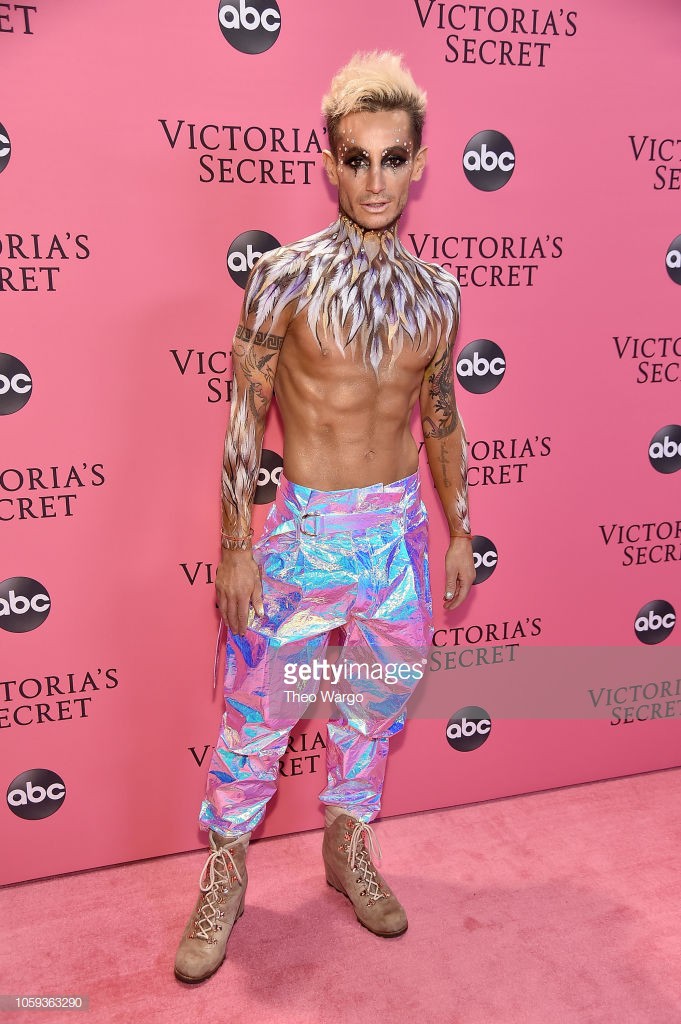 Thảm hồng Victorias Secret Fashion Show 2018: mẹ Kendall ton-sur-ton với tình trẻ kém 35 tuổi, anh trai Ariana Grande cởi trần như thổ dân - Ảnh 2. Thảm hồng Victorias Secret Fashion Show 2018: mẹ Kendall ton-sur-ton với tình trẻ kém 35 tuổi, anh trai Ariana Grande cởi trần như thổ dân - Ảnh 2.