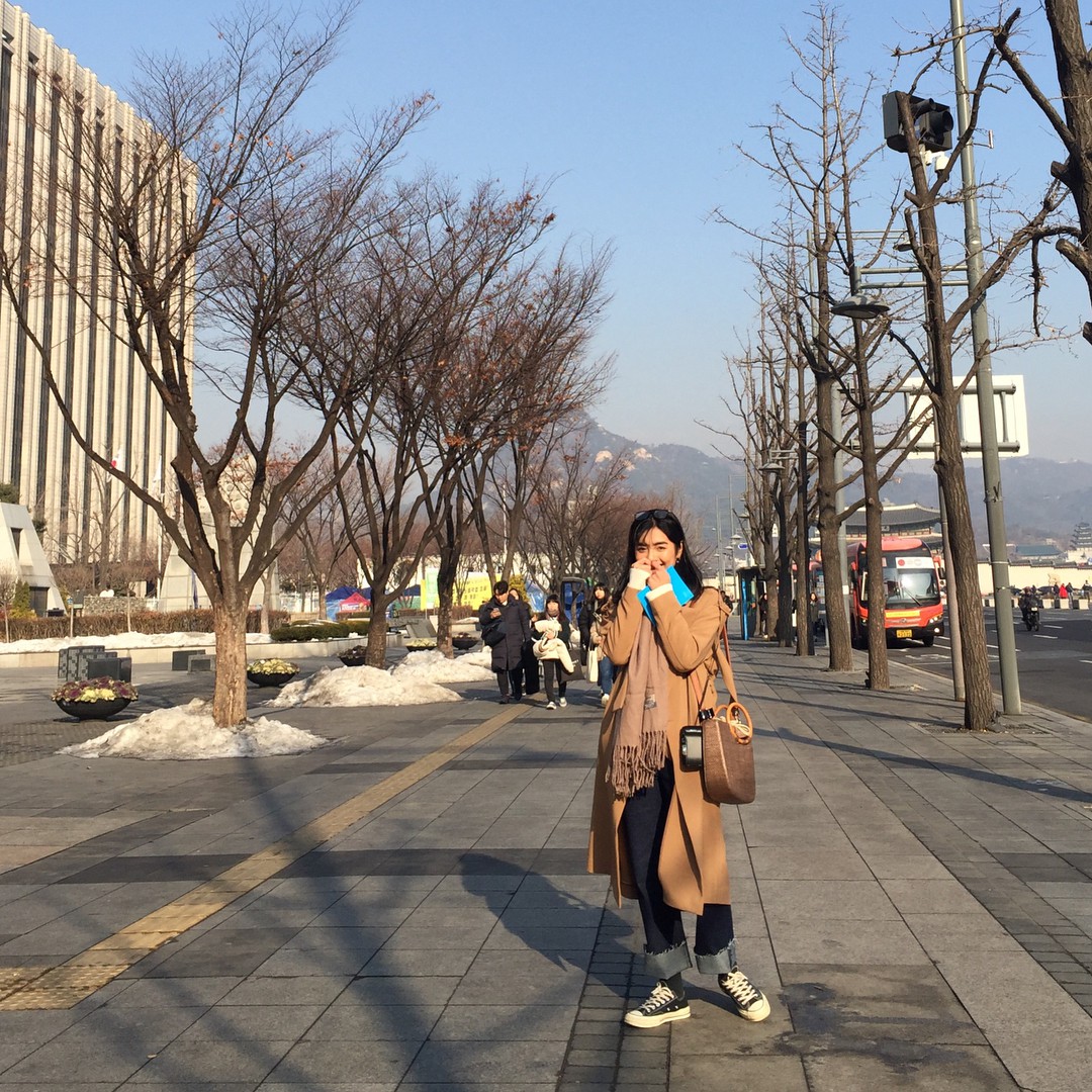 Quần jeans ống rộng gập gấu: kh&ocirc;ng phải người ta tr&oacute;t mua quần d&agrave;i rồi xắn l&ecirc;n cho ngắn đ&acirc;u, l&agrave; hot trend đấy! - Ảnh 12.