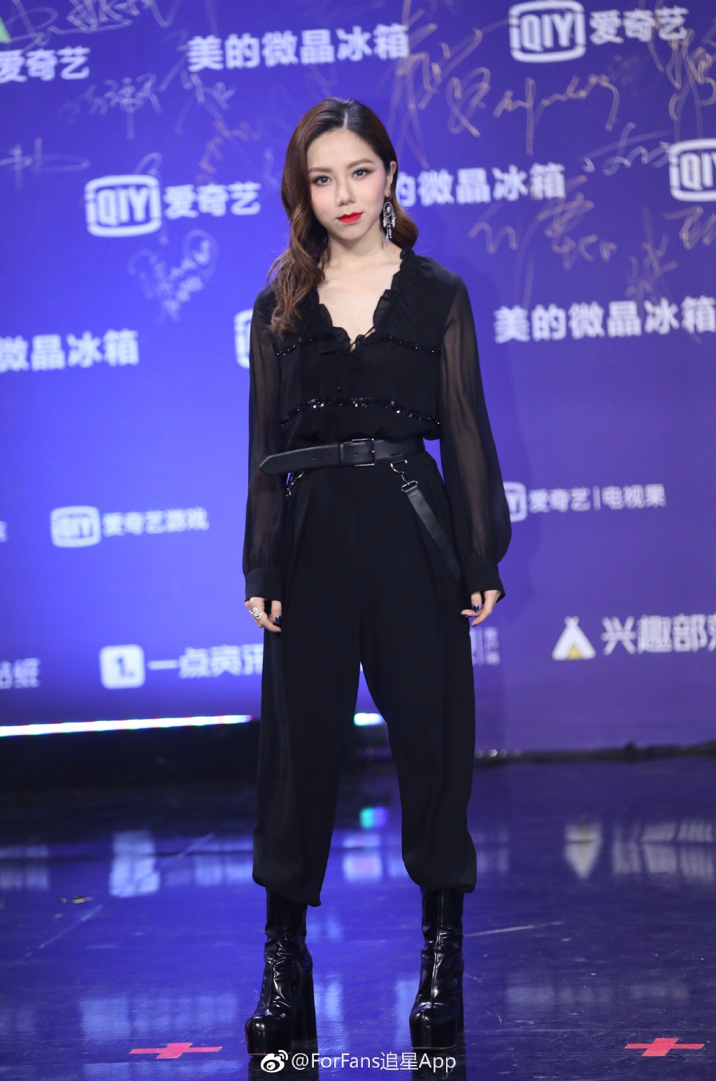 Thảm đỏ iQiYi: Hoàng hậu Tần Lam chặt chém thảm đỏ, Mỹ nhân 4000 năm cùng Quan Hiểu Đồng hoá tiên nữ - Ảnh 40. Thảm đỏ iQiYi: Hoàng hậu Tần Lam chặt chém thảm đỏ, Mỹ nhân 4000 năm cùng Quan Hiểu Đồng hoá tiên nữ - Ảnh 40.