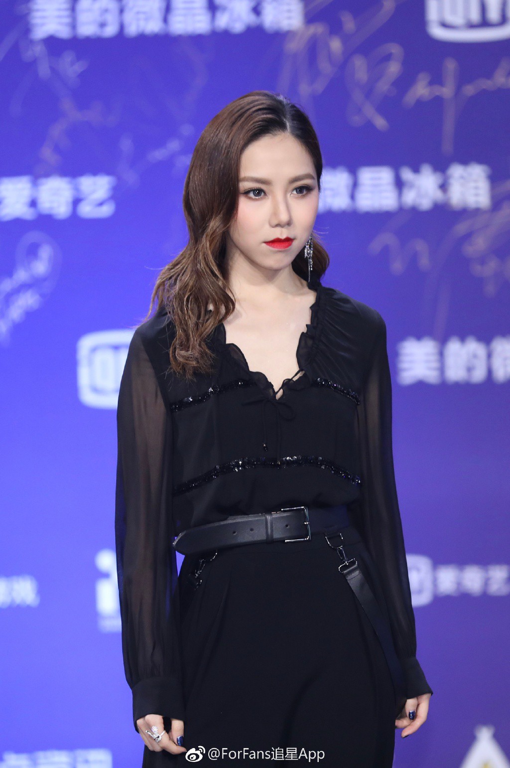 Thảm đỏ iQiYi: Hoàng hậu Tần Lam chặt chém thảm đỏ, Mỹ nhân 4000 năm cùng Quan Hiểu Đồng hoá tiên nữ - Ảnh 41. Thảm đỏ iQiYi: Hoàng hậu Tần Lam chặt chém thảm đỏ, Mỹ nhân 4000 năm cùng Quan Hiểu Đồng hoá tiên nữ - Ảnh 41.