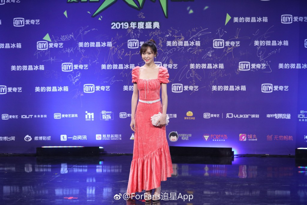 Thảm đỏ iQiYi: Hoàng hậu Tần Lam chặt chém thảm đỏ, Mỹ nhân 4000 năm cùng Quan Hiểu Đồng hoá tiên nữ - Ảnh 30. Thảm đỏ iQiYi: Hoàng hậu Tần Lam chặt chém thảm đỏ, Mỹ nhân 4000 năm cùng Quan Hiểu Đồng hoá tiên nữ - Ảnh 30.
