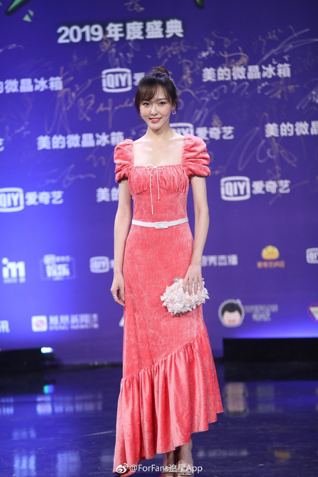 Thảm đỏ iQiYi: Hoàng hậu Tần Lam chặt chém thảm đỏ, Mỹ nhân 4000 năm cùng Quan Hiểu Đồng hoá tiên nữ - Ảnh 31. Thảm đỏ iQiYi: Hoàng hậu Tần Lam chặt chém thảm đỏ, Mỹ nhân 4000 năm cùng Quan Hiểu Đồng hoá tiên nữ - Ảnh 31.