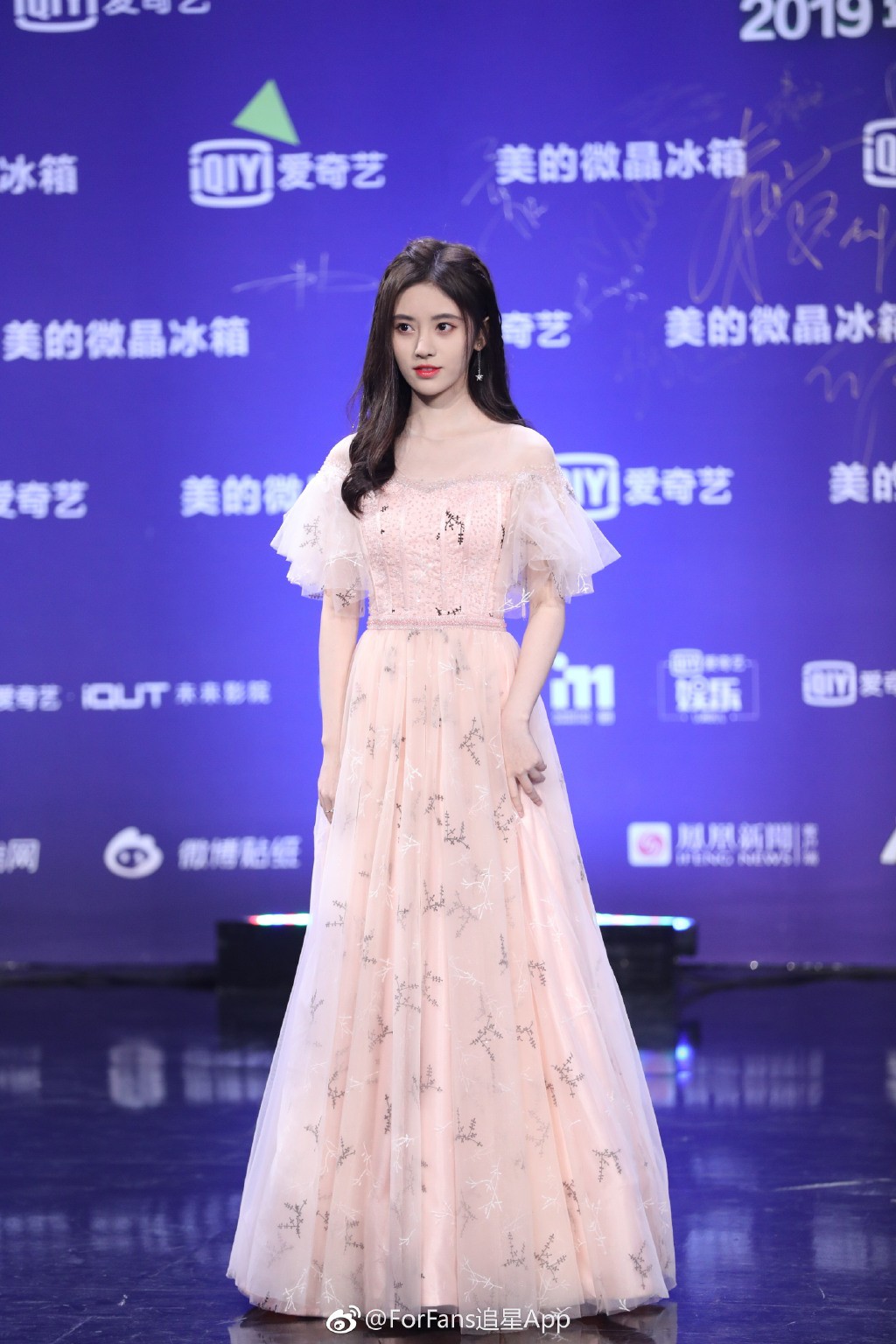 Thảm đỏ iQiYi: Hoàng hậu Tần Lam chặt chém thảm đỏ, Mỹ nhân 4000 năm cùng Quan Hiểu Đồng hoá tiên nữ - Ảnh 26. Thảm đỏ iQiYi: Hoàng hậu Tần Lam chặt chém thảm đỏ, Mỹ nhân 4000 năm cùng Quan Hiểu Đồng hoá tiên nữ - Ảnh 26.