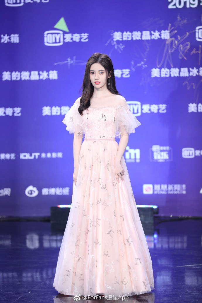 Thảm đỏ iQiYi: Hoàng hậu Tần Lam chặt chém thảm đỏ, Mỹ nhân 4000 năm cùng Quan Hiểu Đồng hoá tiên nữ - Ảnh 27. Thảm đỏ iQiYi: Hoàng hậu Tần Lam chặt chém thảm đỏ, Mỹ nhân 4000 năm cùng Quan Hiểu Đồng hoá tiên nữ - Ảnh 27.
