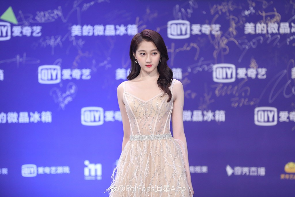 Thảm đỏ iQiYi: Hoàng hậu Tần Lam chặt chém thảm đỏ, Mỹ nhân 4000 năm cùng Quan Hiểu Đồng hoá tiên nữ - Ảnh 37. Thảm đỏ iQiYi: Hoàng hậu Tần Lam chặt chém thảm đỏ, Mỹ nhân 4000 năm cùng Quan Hiểu Đồng hoá tiên nữ - Ảnh 37.