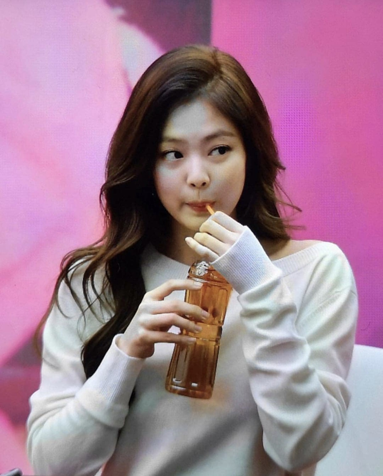 Tranh cãi việc Jennie (Black Pink) lộ nhược điểm hiếm hoi, bị ví như chị em sinh đôi với danh hài béo ú - Ảnh 9. Tranh cãi việc Jennie (Black Pink) lộ nhược điểm hiếm hoi, bị ví như chị em sinh đôi với danh hài béo ú - Ảnh 9.