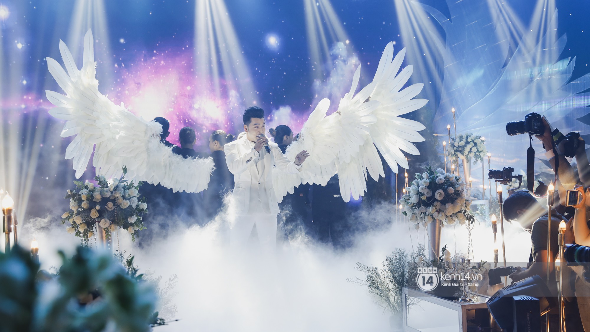 Ưng Hoàng Phúc khoá môi Kim Cương vô cùng ngọt ngào trong đám cưới - Ảnh 2.