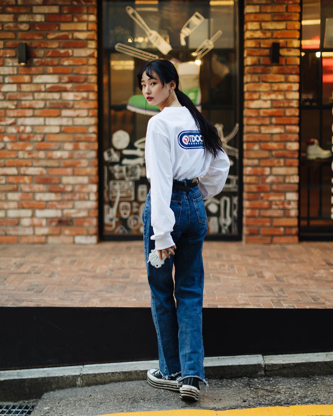 Street style không áo dạ, áo phao của giới trẻ Hàn tuần qua chính là gợi ý mix đồ tuyệt vời cho mùa đông không lạnh tại Hà Nội lúc này - Ảnh 3.
