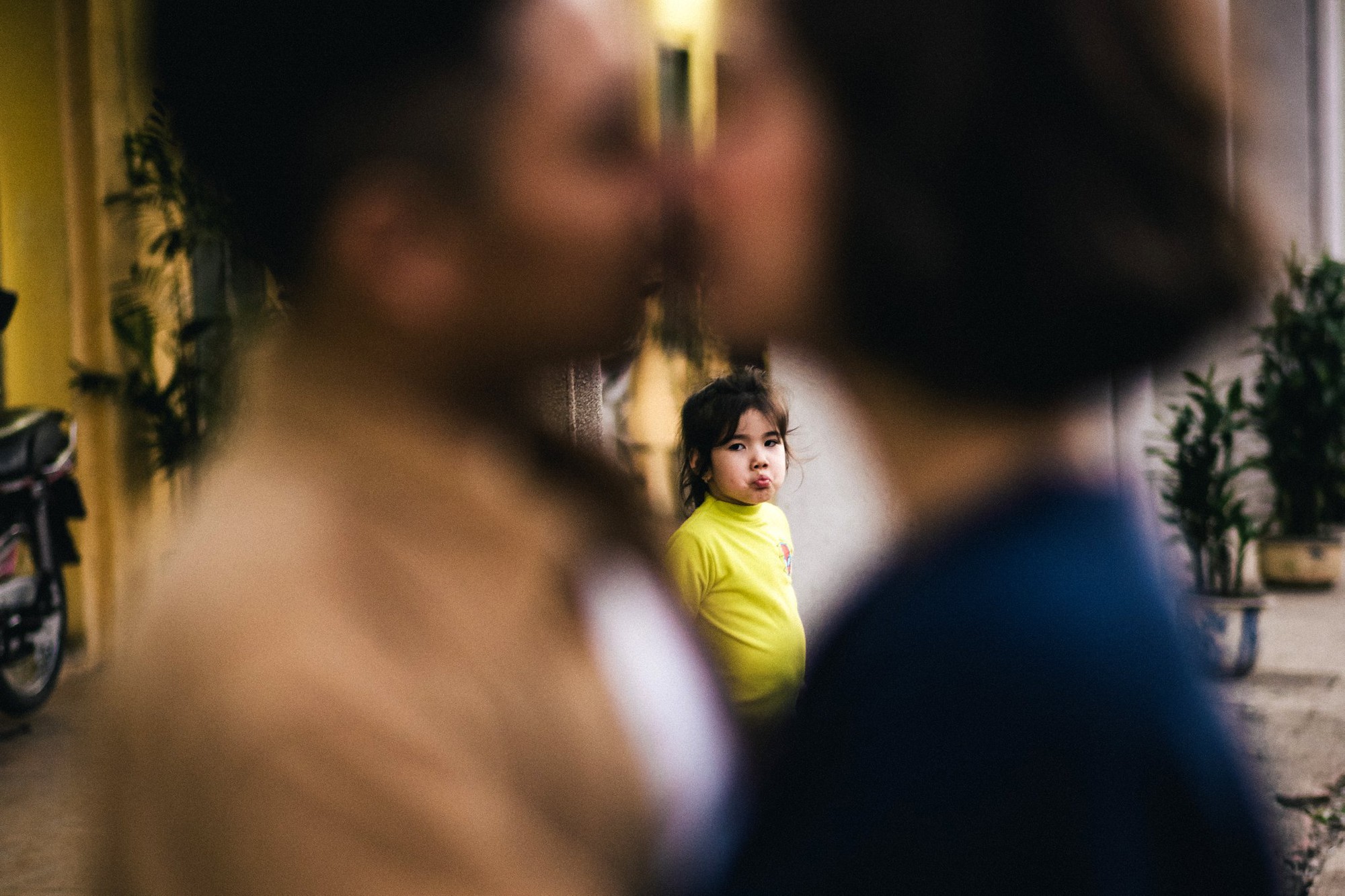 Cái bĩu môi dài cả... cây số của bé gái nhìn couple âu yếm trở thành khoảnh khắc viral nhất hôm nay! - Ảnh 1. Cái bĩu môi dài cả... cây số của bé gái nhìn couple âu yếm trở thành khoảnh khắc viral nhất hôm nay! - Ảnh 1.