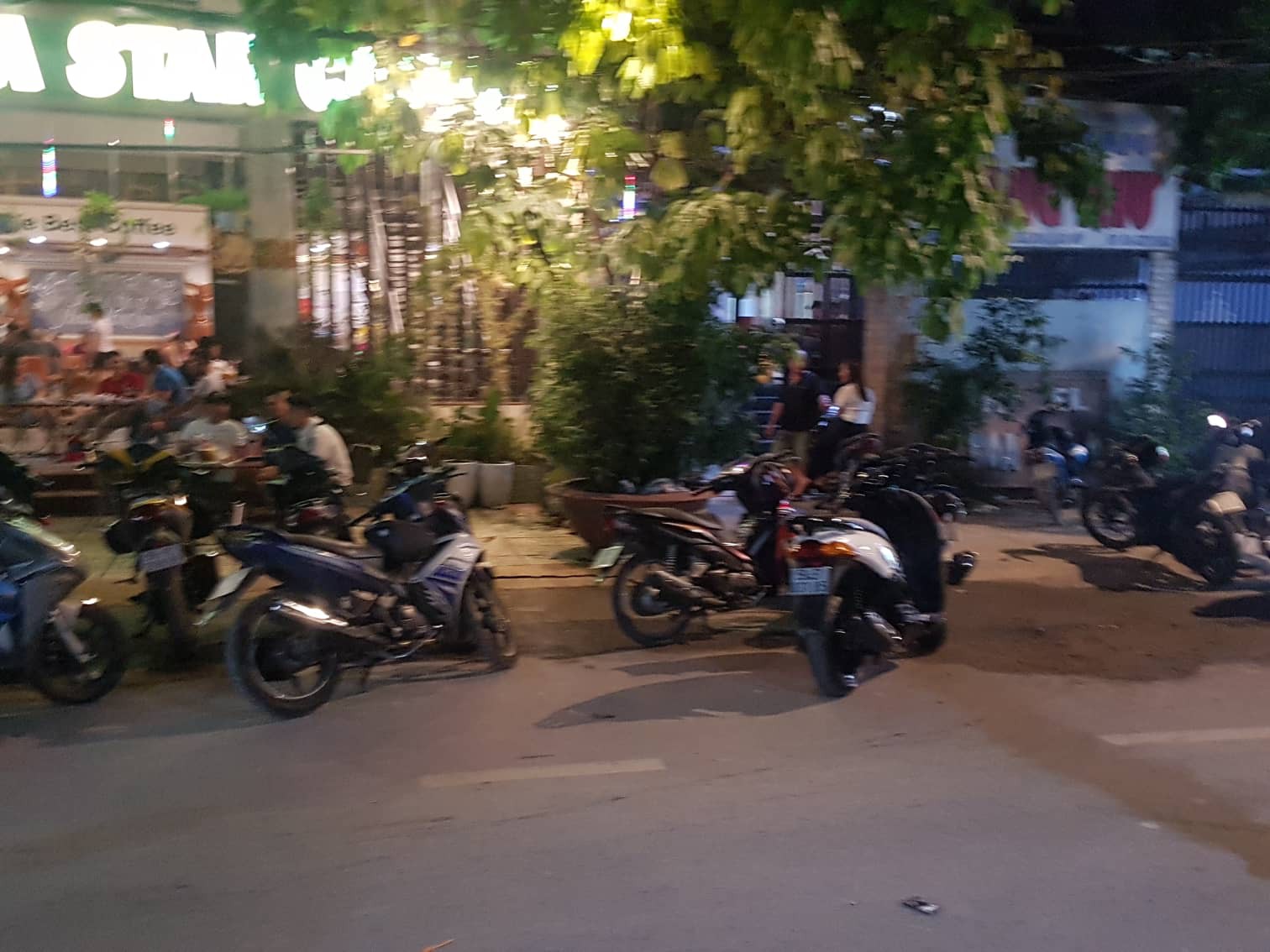 4 thanh niên cướp gần 2 tỷ sau khi dùng súng khống chế nhân viên khách sạn ở Sài Gòn - Ảnh 2. 4 thanh niên cướp gần 2 tỷ sau khi dùng súng khống chế nhân viên khách sạn ở Sài Gòn - Ảnh 2.