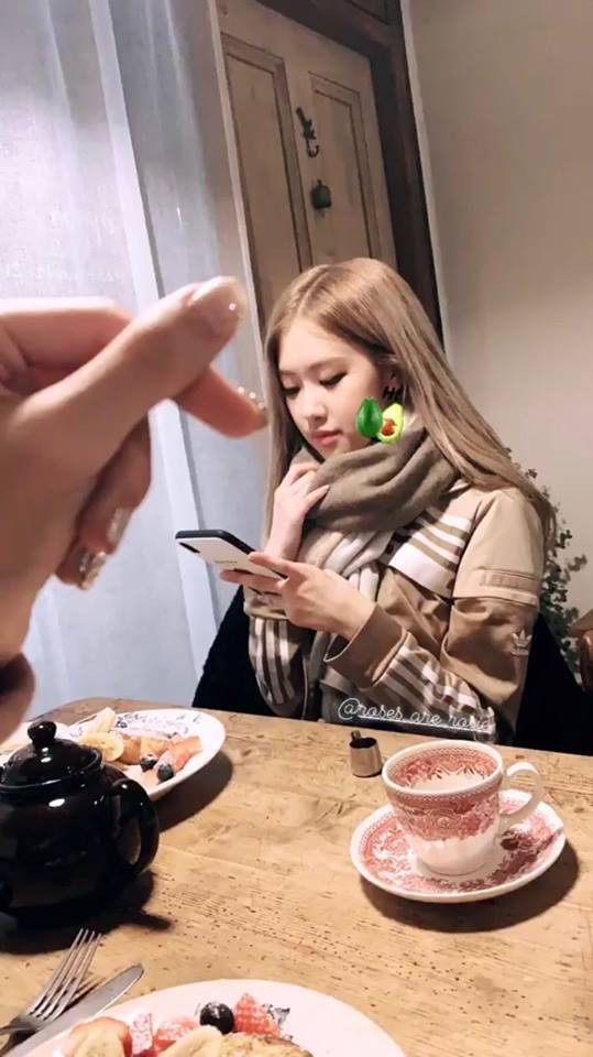 Giữa tâm bão của Jennie, Rosé lại chứng minh tình cảm khăng khít khiến fan ấm lòng chỉ vì 1 chiếc áo - Ảnh 1.