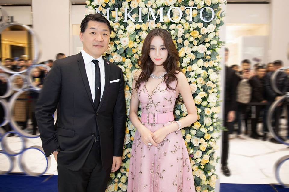 Địch Lệ Nhiệt Ba gây sốt bởi màn khoe vòng một bốc lửa với gương mặt thiên thần - Ảnh 4.