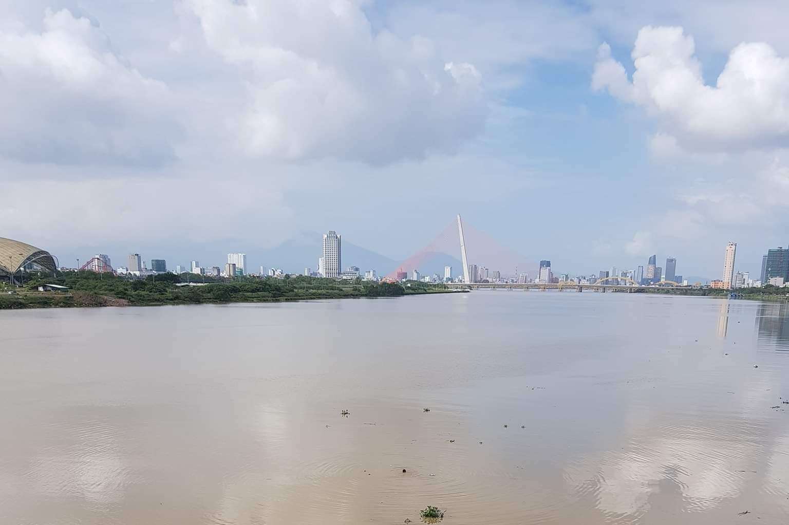 Hoảng hồn phát hiện người phụ nữ bỏ lại xe máy, nhảy xuống sông Hàn tự tử - Ảnh 2. Hoảng hồn phát hiện người phụ nữ bỏ lại xe máy, nhảy xuống sông Hàn tự tử - Ảnh 2.