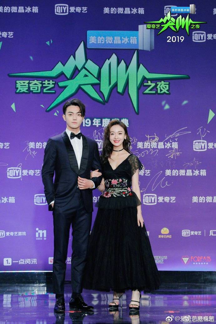 Thảm đỏ iQiYi: Hoàng hậu Tần Lam chặt chém thảm đỏ, Mỹ nhân 4000 năm cùng Quan Hiểu Đồng hoá tiên nữ - Ảnh 14. Thảm đỏ iQiYi: Hoàng hậu Tần Lam chặt chém thảm đỏ, Mỹ nhân 4000 năm cùng Quan Hiểu Đồng hoá tiên nữ - Ảnh 14.