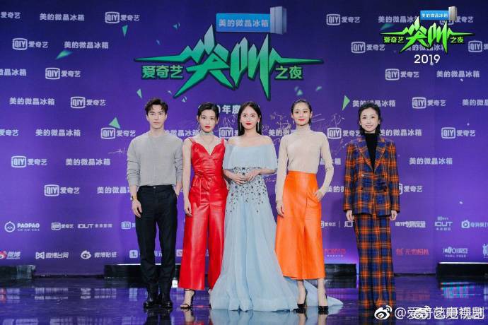 Thảm đỏ iQiYi: Hoàng hậu Tần Lam chặt chém thảm đỏ, Mỹ nhân 4000 năm cùng Quan Hiểu Đồng hoá tiên nữ - Ảnh 18. Thảm đỏ iQiYi: Hoàng hậu Tần Lam chặt chém thảm đỏ, Mỹ nhân 4000 năm cùng Quan Hiểu Đồng hoá tiên nữ - Ảnh 18.