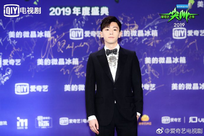 Thảm đỏ iQiYi: Hoàng hậu Tần Lam chặt chém thảm đỏ, Mỹ nhân 4000 năm cùng Quan Hiểu Đồng hoá tiên nữ - Ảnh 22. Thảm đỏ iQiYi: Hoàng hậu Tần Lam chặt chém thảm đỏ, Mỹ nhân 4000 năm cùng Quan Hiểu Đồng hoá tiên nữ - Ảnh 22.