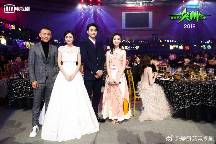 Thảm đỏ iQiYi: Hoàng hậu Tần Lam chặt chém thảm đỏ, Mỹ nhân 4000 năm cùng Quan Hiểu Đồng hoá tiên nữ - Ảnh 19. Thảm đỏ iQiYi: Hoàng hậu Tần Lam chặt chém thảm đỏ, Mỹ nhân 4000 năm cùng Quan Hiểu Đồng hoá tiên nữ - Ảnh 19.