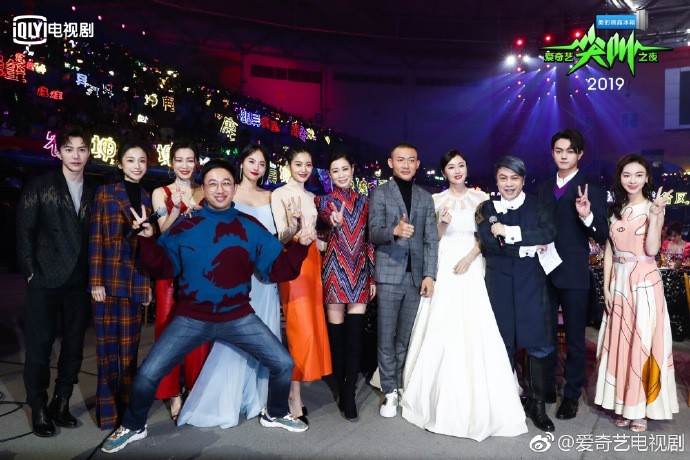 Thảm đỏ iQiYi: Hoàng hậu Tần Lam chặt chém thảm đỏ, Mỹ nhân 4000 năm cùng Quan Hiểu Đồng hoá tiên nữ - Ảnh 20. Thảm đỏ iQiYi: Hoàng hậu Tần Lam chặt chém thảm đỏ, Mỹ nhân 4000 năm cùng Quan Hiểu Đồng hoá tiên nữ - Ảnh 20.