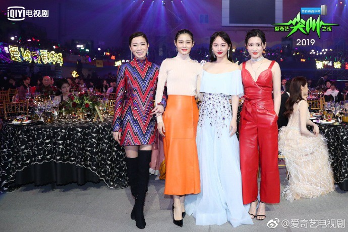Thảm đỏ iQiYi: Hoàng hậu Tần Lam chặt chém thảm đỏ, Mỹ nhân 4000 năm cùng Quan Hiểu Đồng hoá tiên nữ - Ảnh 21. Thảm đỏ iQiYi: Hoàng hậu Tần Lam chặt chém thảm đỏ, Mỹ nhân 4000 năm cùng Quan Hiểu Đồng hoá tiên nữ - Ảnh 21.
