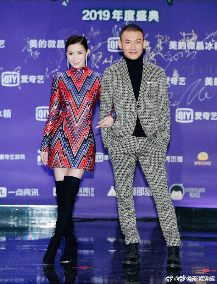 Thảm đỏ iQiYi: Hoàng hậu Tần Lam chặt chém thảm đỏ, Mỹ nhân 4000 năm cùng Quan Hiểu Đồng hoá tiên nữ - Ảnh 9. Thảm đỏ iQiYi: Hoàng hậu Tần Lam chặt chém thảm đỏ, Mỹ nhân 4000 năm cùng Quan Hiểu Đồng hoá tiên nữ - Ảnh 9.