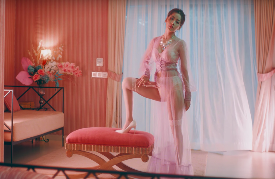 Vpop tháng 11: Màn so kè của loạt MV nặng đô, có tới 3 sản phẩm xưng ngôi vương Trending Youtube - Ảnh 7. Vpop tháng 11: Màn so kè của loạt MV nặng đô, có tới 3 sản phẩm xưng ngôi vương Trending Youtube - Ảnh 7.