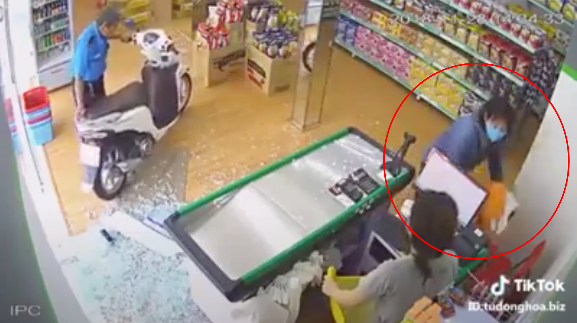 Clip: Nữ ninja mất lái xuyên thủng cửa kính cường lực, thái độ bình tĩnh sau đó khiến ai cũng choáng váng - Ảnh 3. Clip: Nữ ninja mất lái xuyên thủng cửa kính cường lực, thái độ bình tĩnh sau đó khiến ai cũng choáng váng - Ảnh 3.