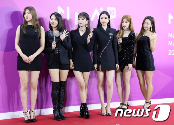 Gần 80 sao Hàn đổ bộ thảm đỏ Melon 2018: BTS khoe đẳng cấp quốc tế, loạt nữ idol gây sốc vì hở hang nhức mắt - Ảnh 15.