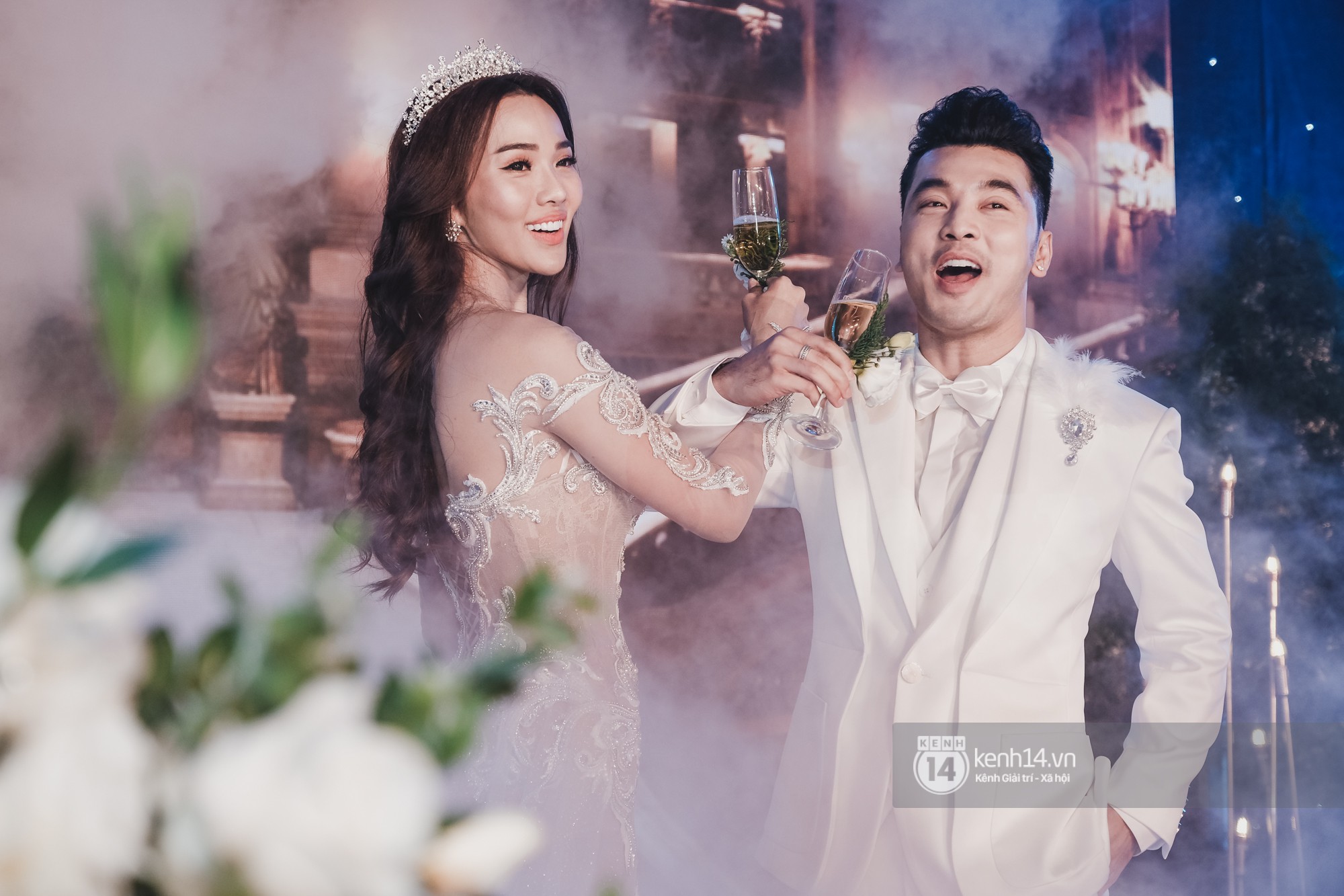 Ưng Hoàng Phúc khoá môi Kim Cương vô cùng ngọt ngào trong đám cưới - Ảnh 14.