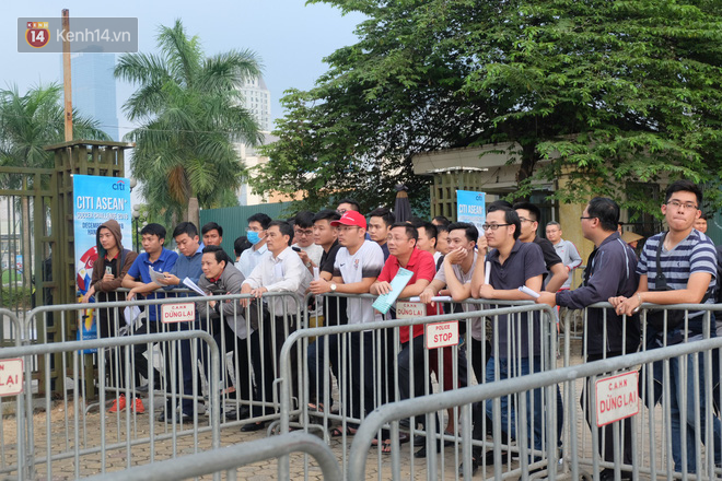 Người hâm mộ mệt mỏi bám cổng VFF chờ nhận vé online trận Việt Nam – Philippines - Ảnh 1.
