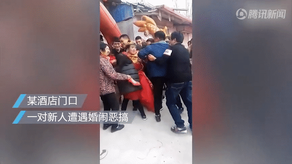 Trung Quốc: Cô dâu tức giận đá cả khách mời vì bị đè xuống đất trong nghi lễ náo động phòng ngày cưới - Ảnh 2.