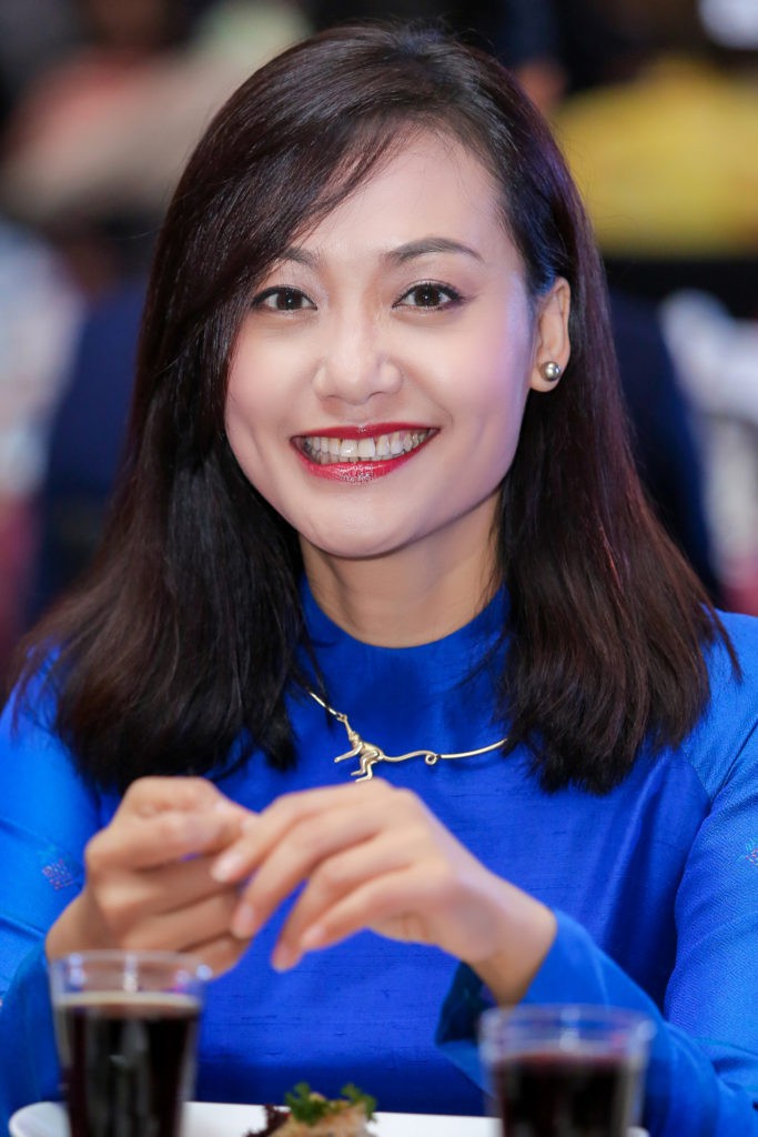 Hồng Ánh - Người nghệ sĩ gắn liền với những sắc thái xanh dương - Ảnh 5. Hồng Ánh - Người nghệ sĩ gắn liền với những sắc thái xanh dương - Ảnh 5.