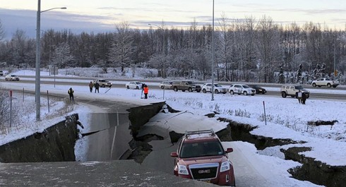Động đất 7 độ richter rung chuyển Alaska: Người dân phải sơ tán - Ảnh 1.